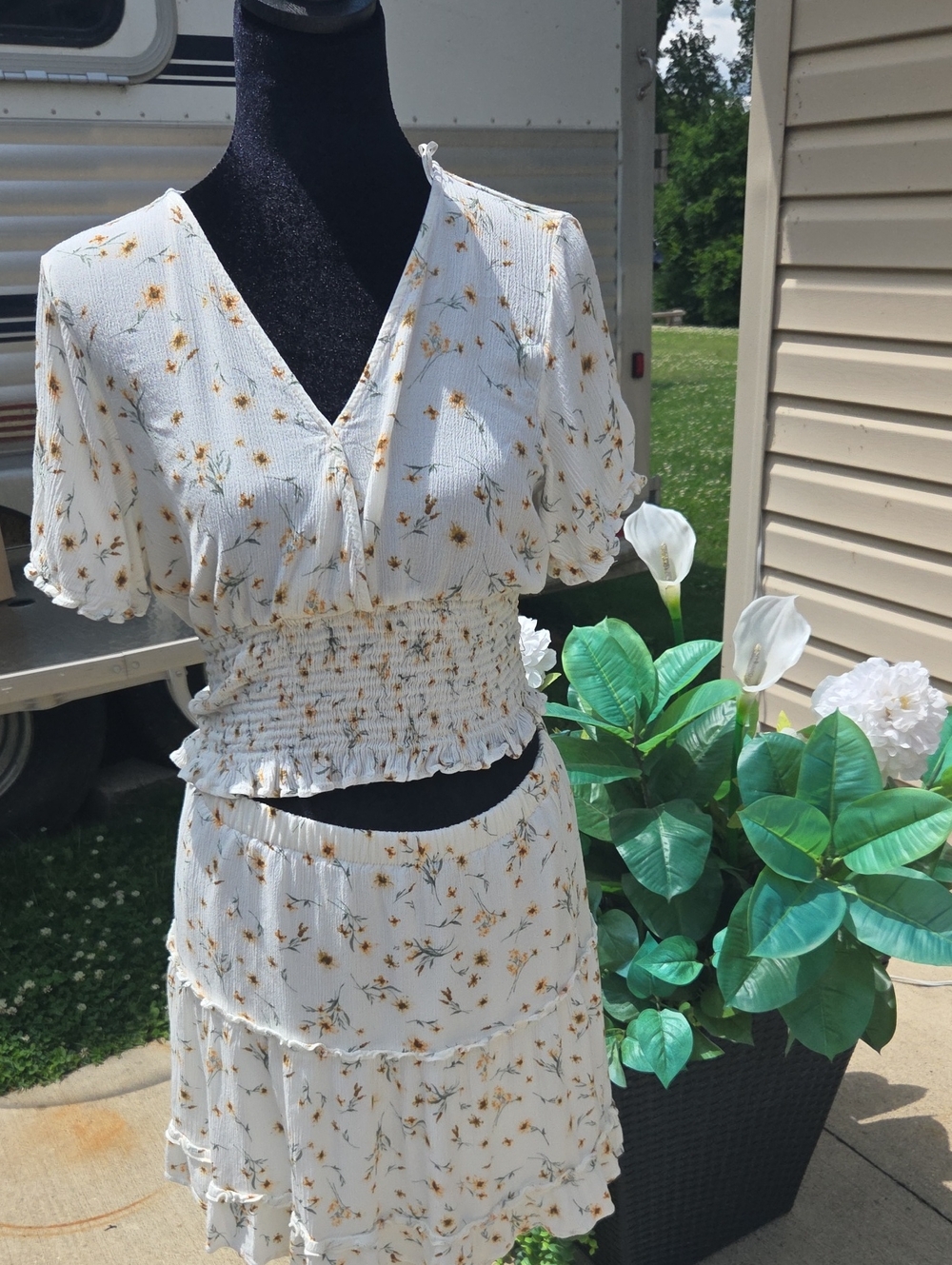 Paper Crane Floral Smocked Waist Mini Skirt - Large - White with Yellow Floral